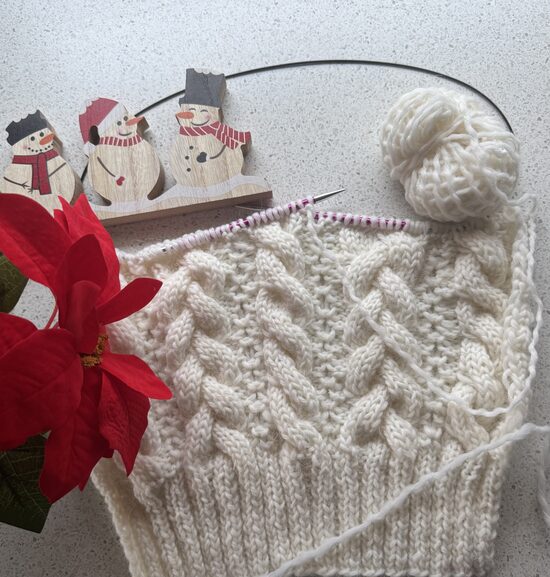 Balts pīņu džemperis