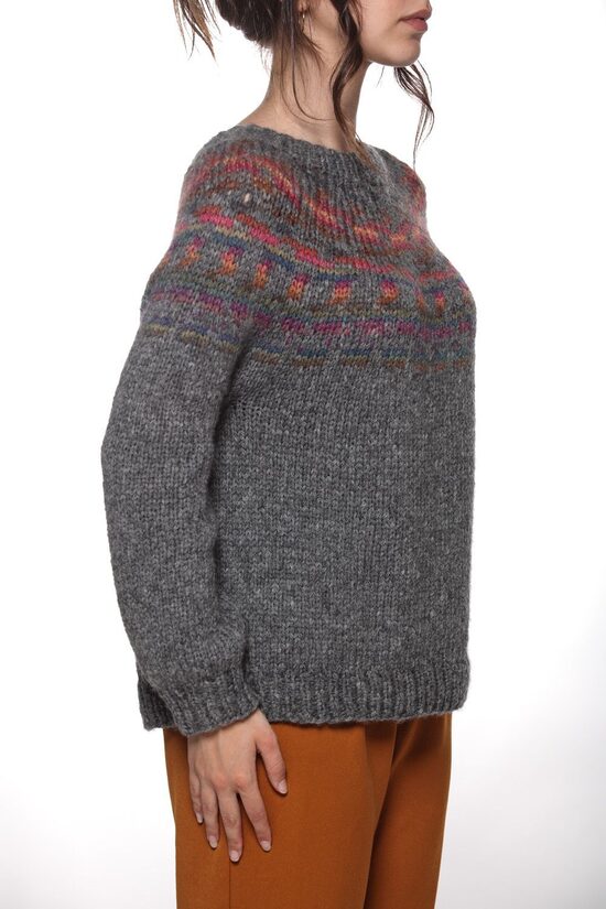 Pelēkā džempera apraksts 