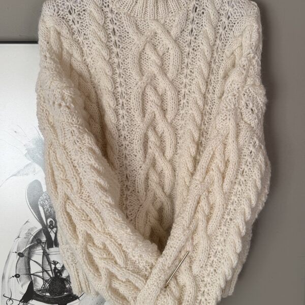 Pīņu džemperis, sakomponēts adīšanas gaitā.