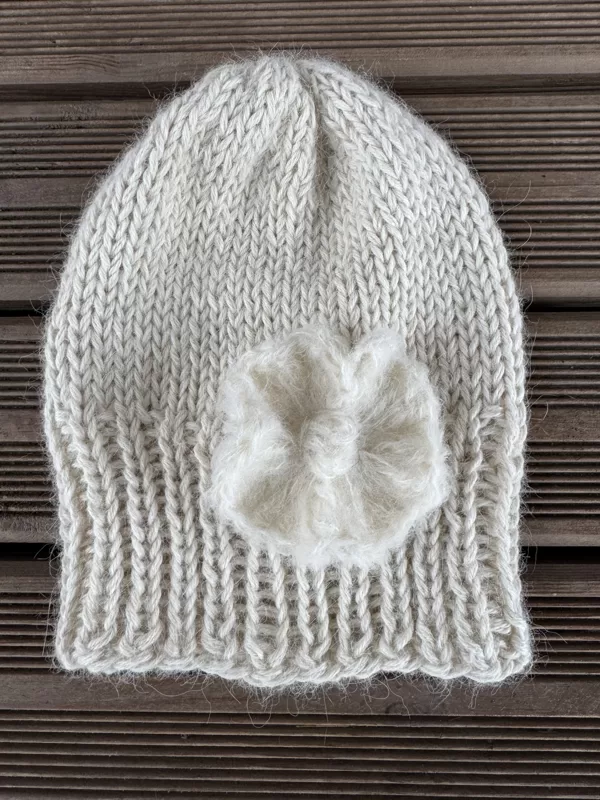 Cepurīte ar ziediņu no Drops Puna un Drops Brushed Alpaca silk (105 g) 